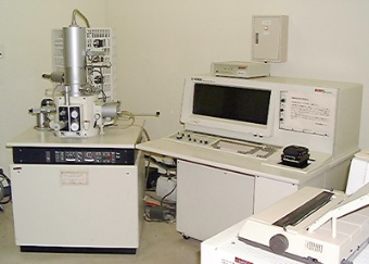 フィールドエミッション型操作電子顕微鏡FE-SEM