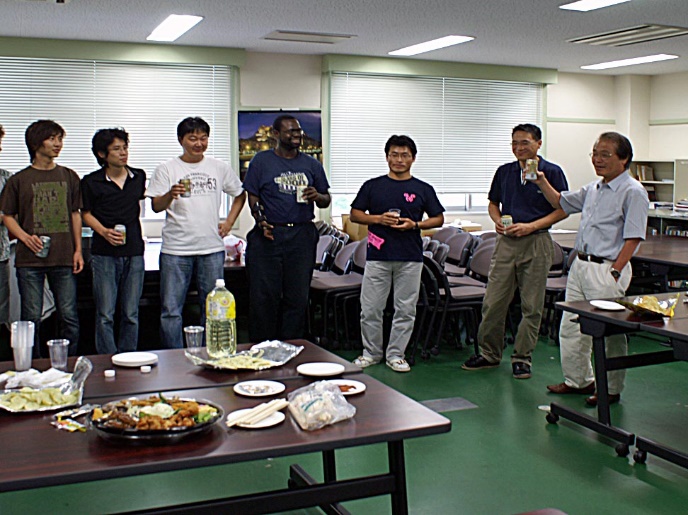 3ヶ月間共同研究のために本研究室に滞在された慶尚大学校Jinsam CHOI教授(右から二番目)の歓迎会の様子